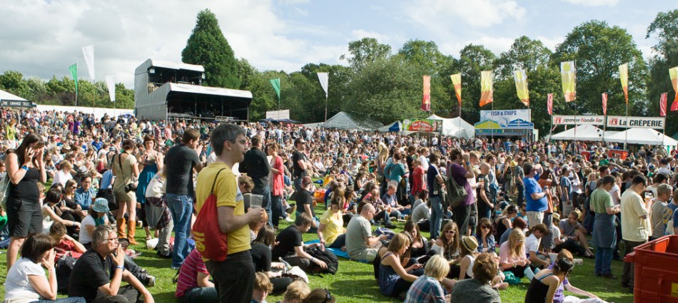 photograph of crowd enjoying the sun at Summer Sundae 2009, Leicester